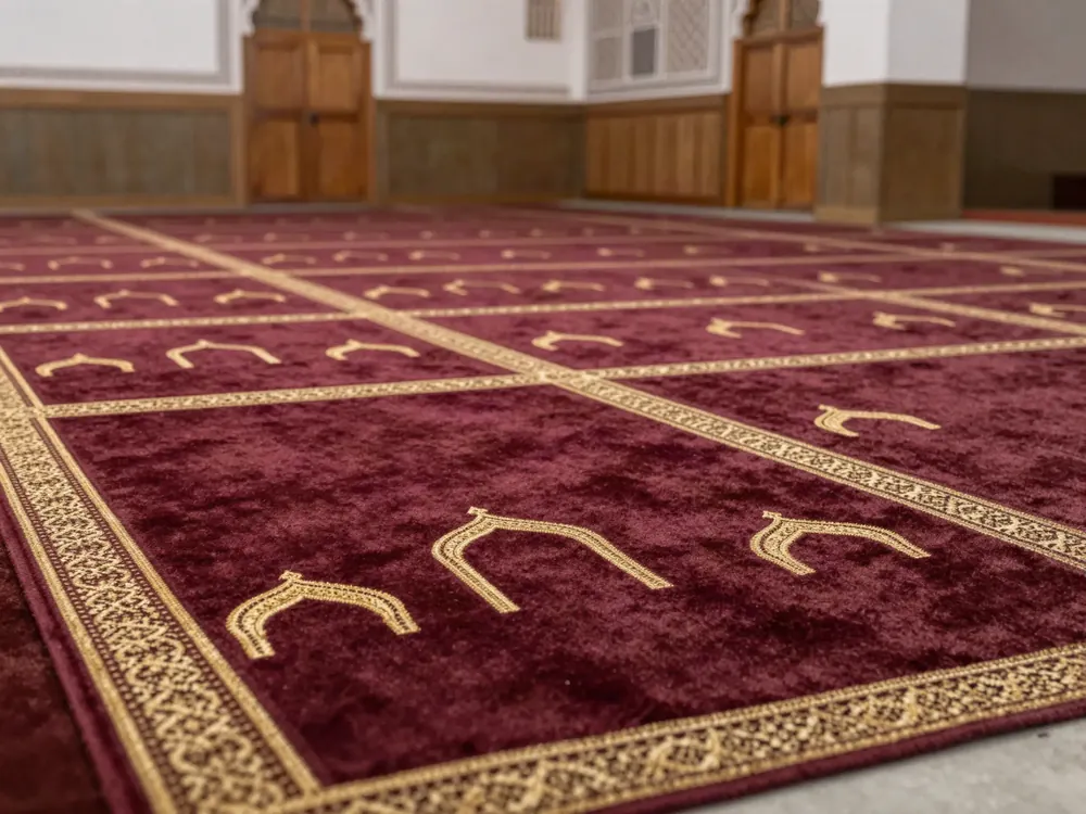 زربية مسجد فاخرة بنقوش المحاريب في مسجد مغربي