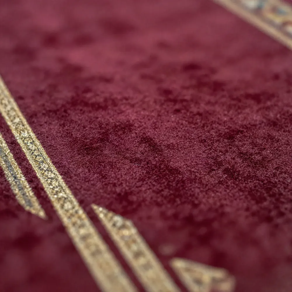 تفاصيل نسيج زربية مسجد كثيفة بخط ذهبي